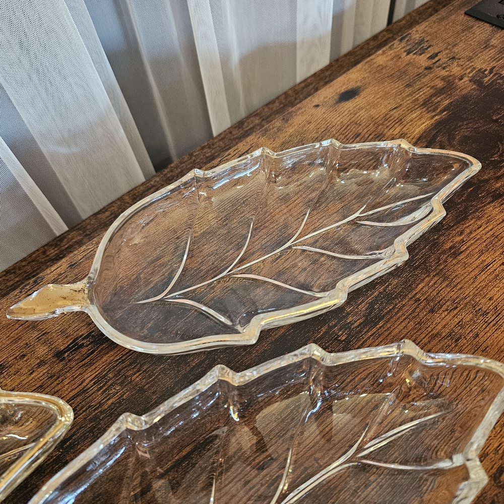 Source Unknown Transparent Leaf Glass Plates - Picture 6 of 17